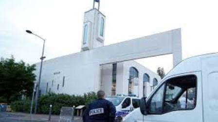 هجوم بسيارة على مسجد في فرنسا