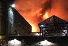 حريق كبير في سوق شعبي بلندن