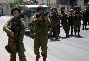 قوات العدو الاسرائيلي تطلق النار على سيارة في الخليل
