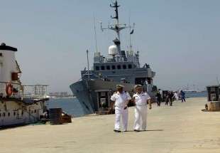 البحرية الليبية تهدد باستهداف سفن تهريب الوقود