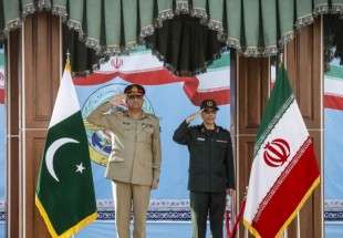 رئيس الاركان الايرانية يبحث مع قائد الجيش الباكستاني توطيد العلاقات الدفاعية