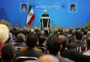 حسن روحاني یهنئ قائد الثورة بالنصر على داعش