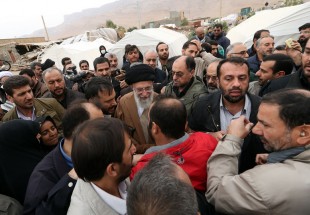 قائد الثورة يتفقد قرية سنية من قرى  المتضررة في حادث الزلزال