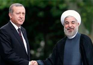 روحاني يؤكد ضرورة تعزيز التعاون بين ايران وتركيا لتحقيق السلام والاستقرار بالمنطقة