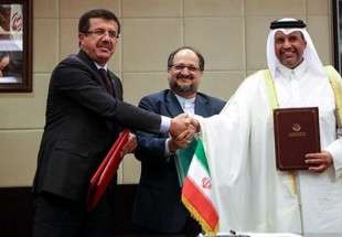 Iranian Minister of Industry, Mines and Business Mohammad Shariatmadari (C), Turkish Economy Minister Nihat Zeybekci (L) and Qatari Economy Minister Ahmed bin Jassim Al Thani shake hands after signing an agreement in Tehran on Sunday. (Photo via Anadolu Agency)