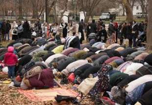 Prière musulmane devant la Maison Blanche contre la décision de Trump