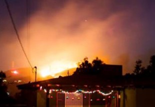 الحرائق في ولاية كاليفورنيا تدمر أكثر من ألف مبنى