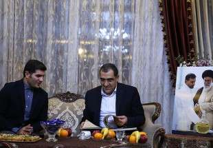Le ministre de la Santé iranien rencontre la famille du martyr Hassan Tehrani Moghaddam