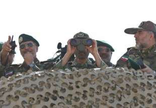 مناورات الجيش الايراني.. إنذار يبعد سفینتين حربیتين للتحالف الدولي عن المنطقة