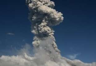 بركان الفلبين يقذف حمما بارتفاع 5 كيلومترات ونزوح مزيد من السكان
