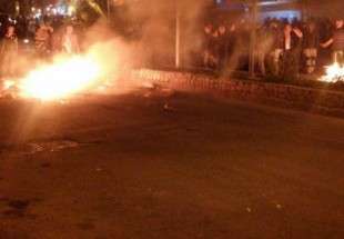 اردنيون يشعلون اطارات في شوارع "السلط" بعد زيارة الملك لها
