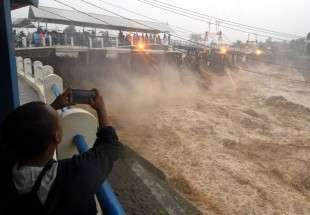 اجلاء آلاف السكان فى العاصمة الإندونيسية بسبب الفيضانات