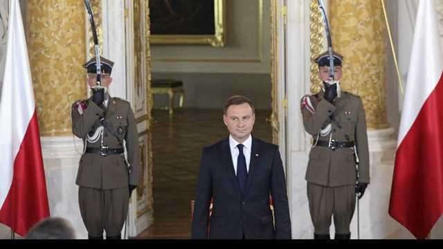 رئيس بولندا يوقّع قانونًا يُزعج الكيان الصهيوني