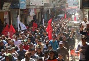 الفلسطينيون يؤكدون سلمية التظاهرات واستمرارها وينددون بجرائم الاحتلال