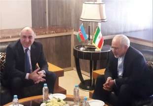 وزير الخارجية الايراني يجري لقاءات ومشاورات مع بعض المشاركين في مؤتمر باكو