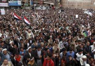 سعودی حملوں کی مذمت کے لئے صعدہ میں یمنی عوام کا مظاہرہ.