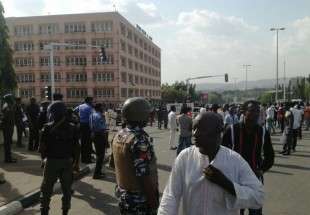 ​پلیس نیجریه دو فعال حقوق بشری معترض به تداوم بازداشت شیخ زکزاکی را دستگیر کرد + عکس