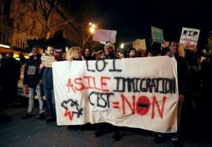 Loi immigration: des milliers de personnes manifestent près de l