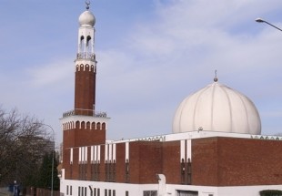 Car ploughs into pedestrians near Birmingham mosque in UK