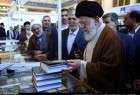 قائد الثورة الاسلامية يتفقد معرض الكتاب الدولي في العاصمة طهران