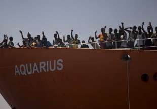Italy bars refugee boats docking at ports