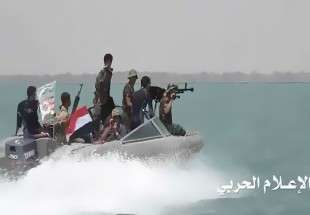یمنی بحریہ نے الحدیدہ ساحل کے قریب دشمن کی ایک کشتی پر قبضہ کرلیا