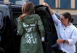 ترامب يحاول "فك شفرة" عبارة كتبت على ظهر زوجته!‎