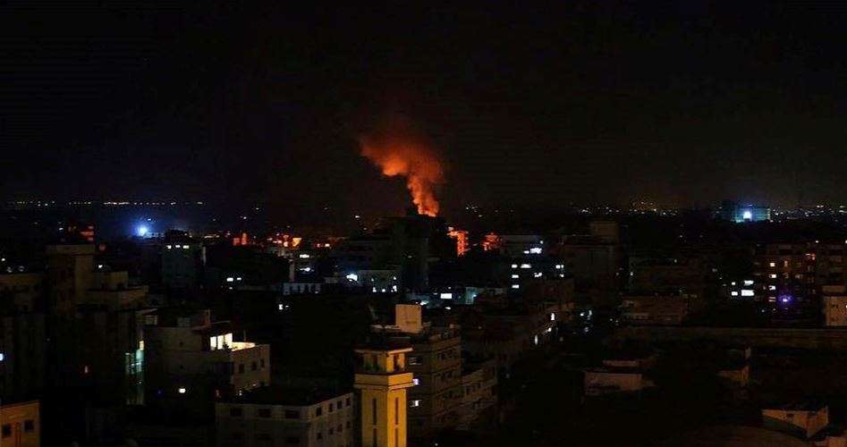 غارات إسرائيلية على غزة فجر السبت  والمقاومة تردّ بعد دقائق