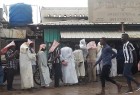 ازمة خبر في الخرطوم والسودانيون ينتظرون في طوابير لساعات
