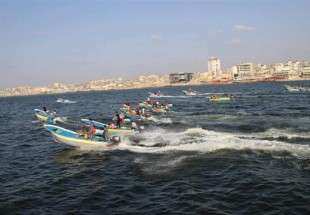 Dozens of Palestinian boats hold sea march along Gaza Strip against fishing limits