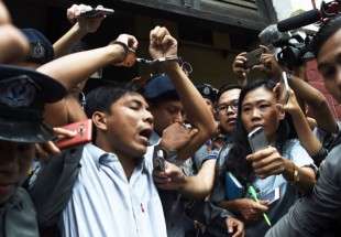 Birmanie: des journalistes qui enquêtaient sur un massacre de Rohingyas condamnés à la prison