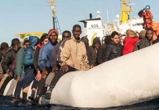 مقتل أكثر من 100 مهاجر بغرق مركب قرب السواحل الليبية