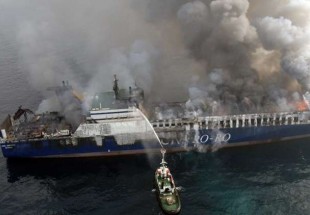 مقتل 10 أشخاص بحريق في سفينة إندونيسية