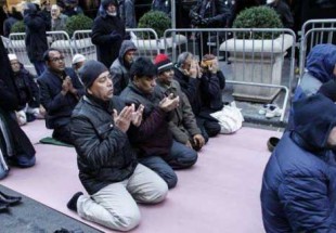 ولاية امريكية تطرد موظفين مسلمين لطلبهم استراحة لاداة الصلاة