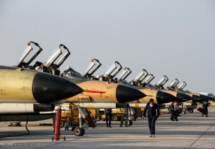 مناورة جوية مشتركة بين القوات الجوية للجيش والحرس الثوري فوق مياه الخليج الفارسي