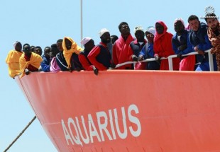 السفينة اكواريوس تبحث عن ملاذ لاحد عشر مهاجرا انقذوا قبالة سواحل ليبيا