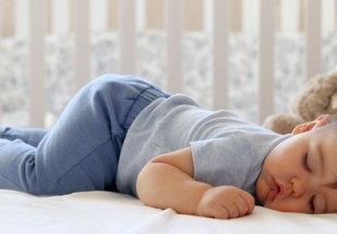 نوم الرضيع على بطنه: متى يكون آمناً؟