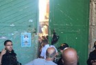 العدو الاسرائيلي يعتقل شابين فلسطينيين من أمام باب الرحمة في المسجد الأقصى