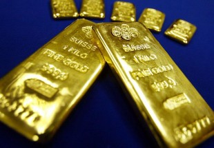 الذهب يهبط وسط هدوء في السوق لكنه يحوم قرب أعلى مستوى في 10 أسابيع