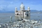 "المسجد العائم" بإندونيسيا يأبى الاستسلام لكارثة تسونامي  