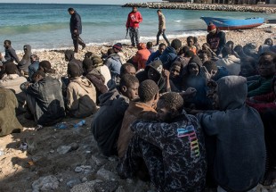 الشرطة اليونانية توقف ضابطا عن العمل بسبب مهاجرة