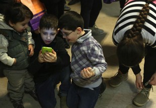 دراسة تؤكد خطر الهواتف الذكية على الصحة النفسية للأطفال