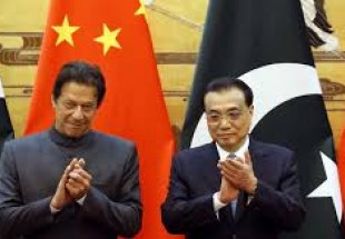 رئيس وزراء باكستان يلتقي نظيره الصيني لبحث العلاقات المشتركة