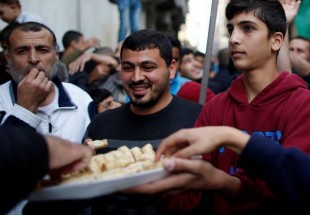 توزيع حلوى في غزة ابتهاجا باستقالة "ليبرمان"