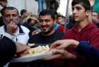 توزيع حلوى في غزة ابتهاجا باستقالة "ليبرمان"