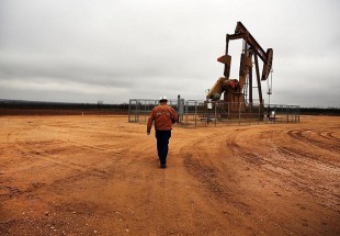 النفط يهبط تحت ضغوط ارتفاع مخزونات الخام الأمريكية