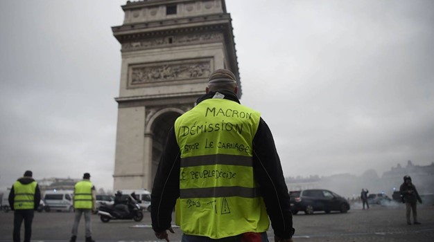 هدوء حذر في فرنسا بعد حرب الشوارع بين السترات الصفر والشرطة