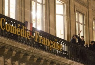 مهاجرون يقتحمون مسرحا في باريس