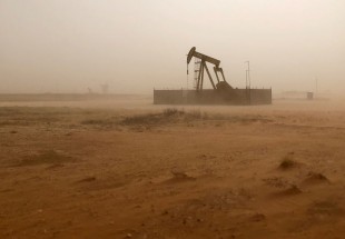 أسعار النفط تعوض بعض خسائرها لكن مخاوف تخمة المعروض مستمرة