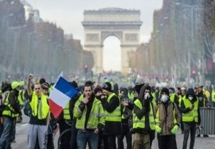 "السترات الصفر" في باريس يرفعون شعار: "السلطة للشعب.. وداعاً للديكتاتوريين"